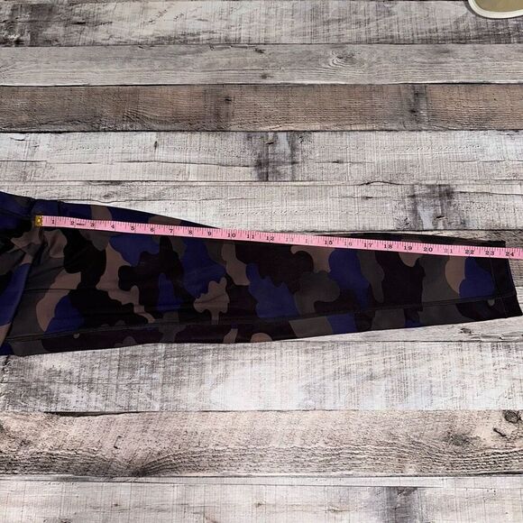 Athleta Ultimate Stash Pocket Printed Camo 7/8 Tight | Size Small - Picture 6 of 9